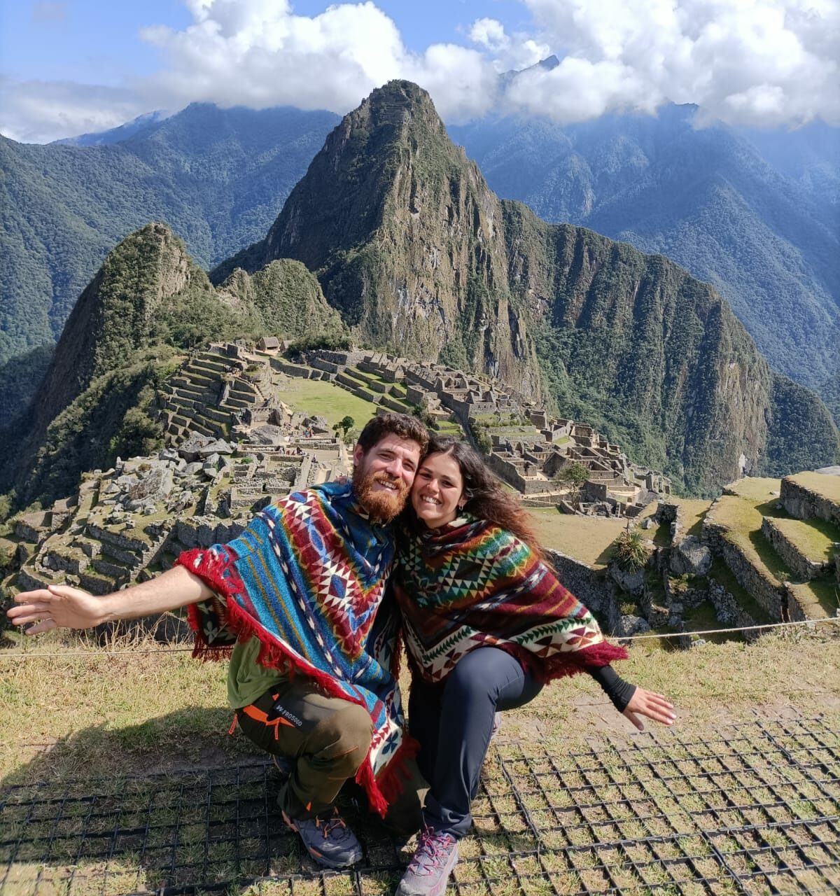 Lorenzo e Martina, viaggiatori backpackers e ideatori del progetto Giro.vagamondi sorridono davanti al Machu Picchu in Perù