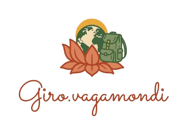 Logo del progetto Giro.vagamondi con fiore di loto rosso, mondo stilizzato e zaino verde su sfondo trasparente