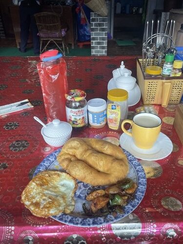 Set breakfast con gurung bread lungo l'ABC trek