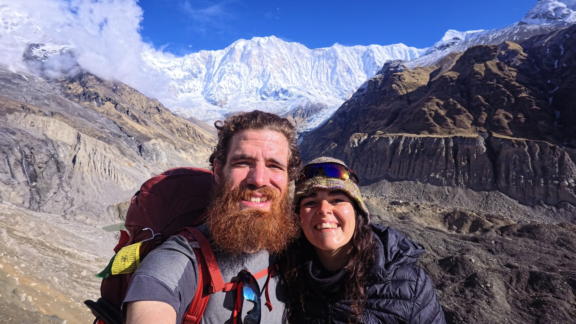 Lorenzo e Martina, viaggiatori backpackers e ideatori del progetto Giro.vagamondi davanti all'Annapurna a 4130 metri