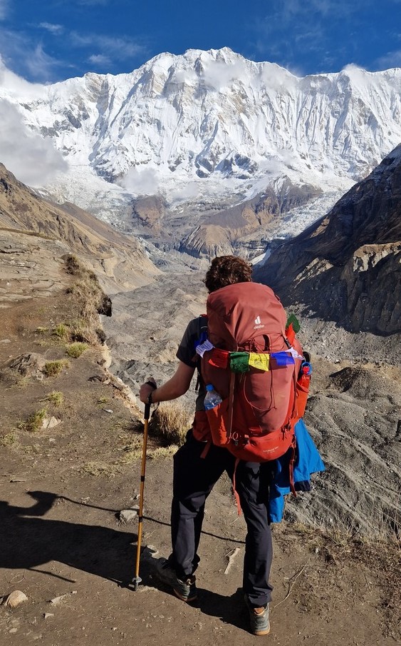 Lorenzo del progetto Giro.vagamondi, davanti all'Annapurna I