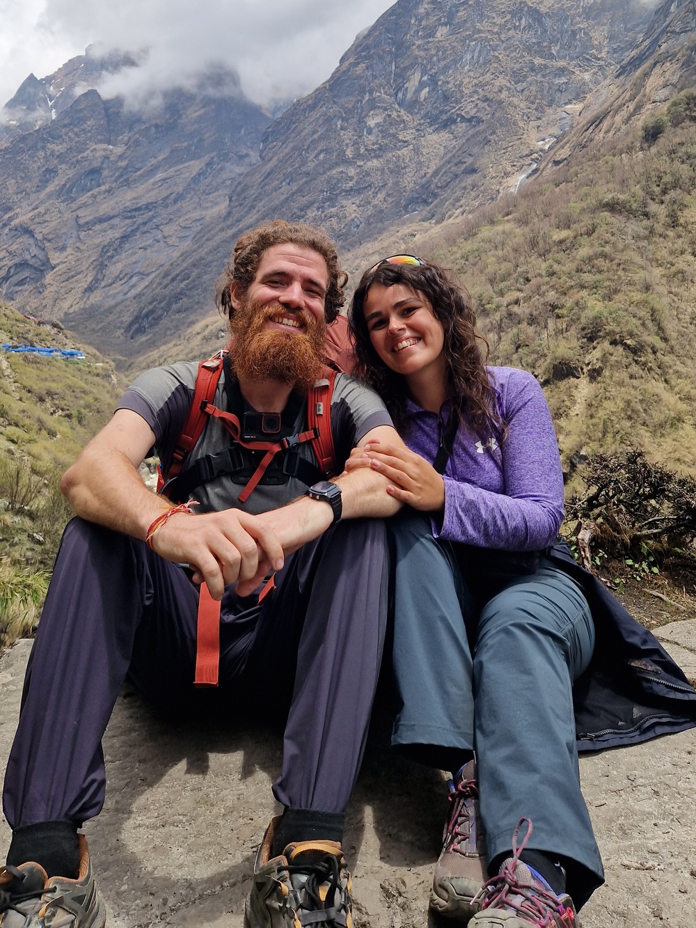 Lorenzo e Martina del progetto Giro.vagamonti lungo il trekking per l'Annapurna in Nepal