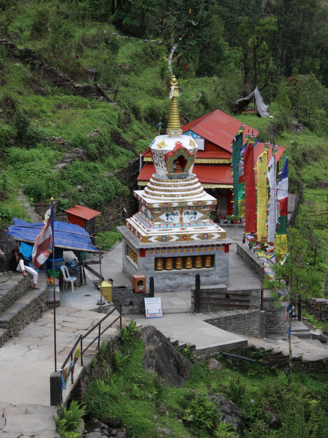 Stupa buddista del villaggio Chhomrong lungo l'ABC Trek