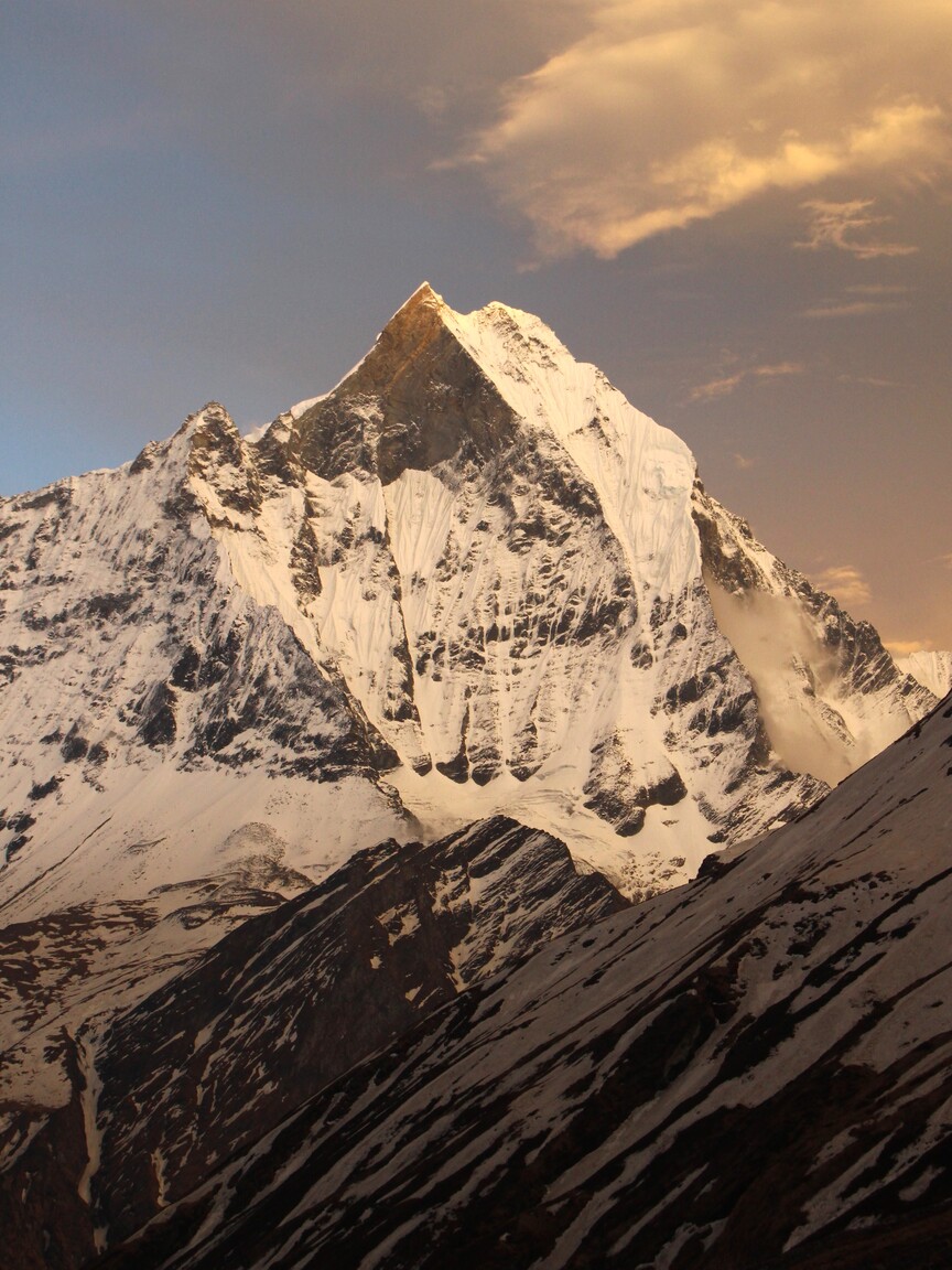 Vista del monte Machapuchare al tramonto dal Campo Base dell'Annapurna, Nepal
