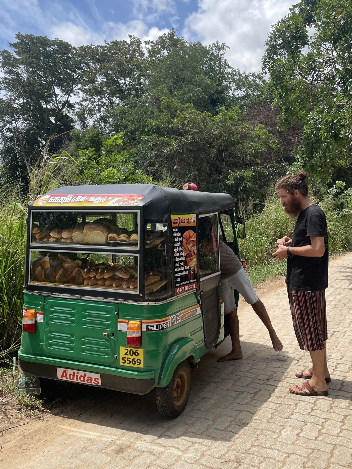 Lorenzo acquista del cibo da un Tuk Tuk Bakery