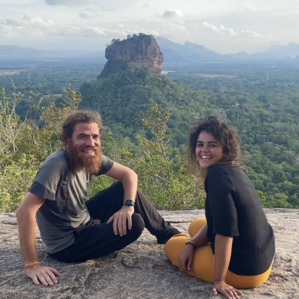 Lorenzo e Martina, in arte Girovagamondi, davanti a Sigiriya rock in Sri Lanka