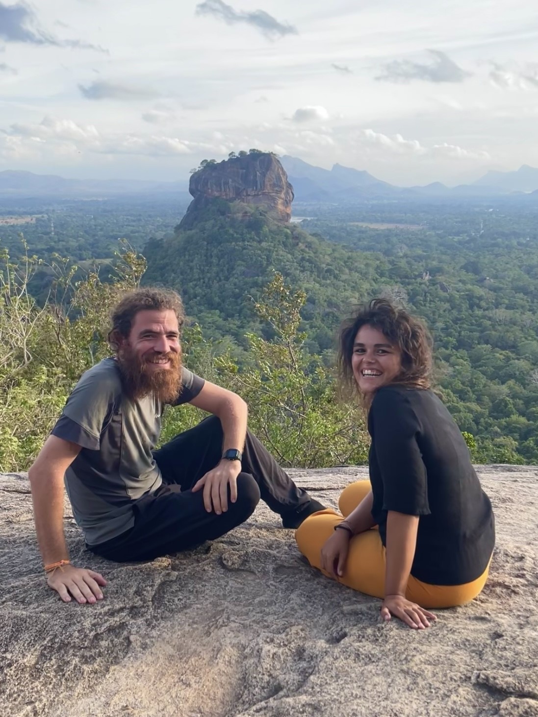 Lorenzo e Martina, in arte Girovagamondi, davanti a Sigiriya rock in Sri Lanka
